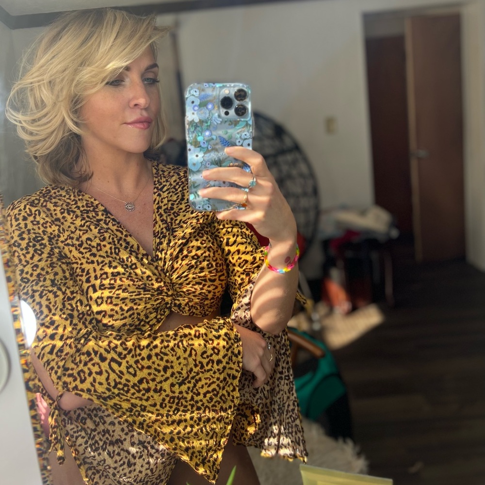 Cropped Twist Front Flare Sleeve Top